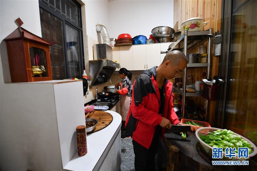 （图文互动）（8）乡村摄影师、乡村&ldquo;模特&rdquo;、民宿店主&mdash;&mdash;乡村旅游推动婺源农民生活方式发生新变化