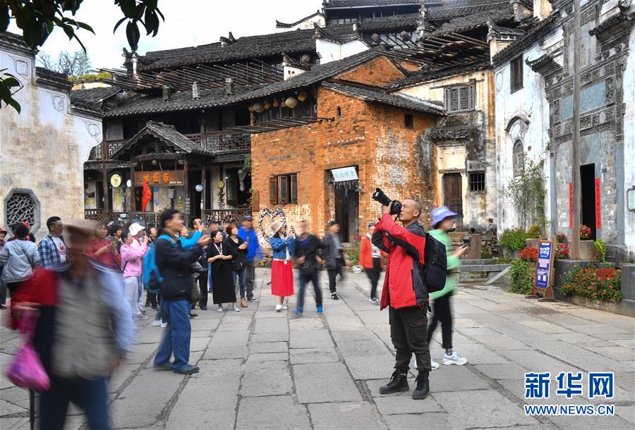 （图文互动）（11）乡村摄影师、乡村&ldquo;模特&rdquo;、民宿店主&mdash;&mdash;乡村旅游推动婺源农民生活方式发生新变化