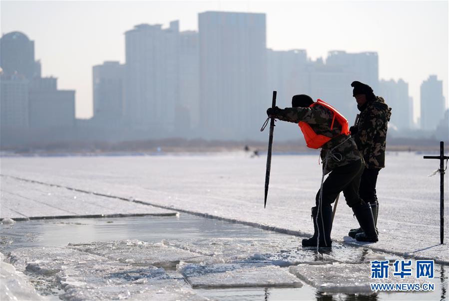 (图文互动)(2)寒冬采冰人:起早贪黑 “淘金”冰雪