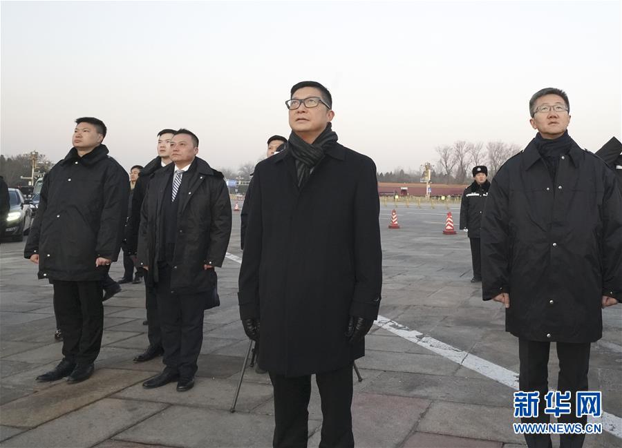 (社会)(2)香港警务处处长邓炳强率团观看天安门广场升国旗仪式