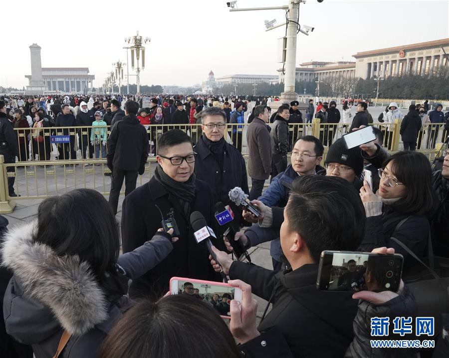 (社会)(3)香港警务处处长邓炳强率团观看天安门广场升国旗仪式