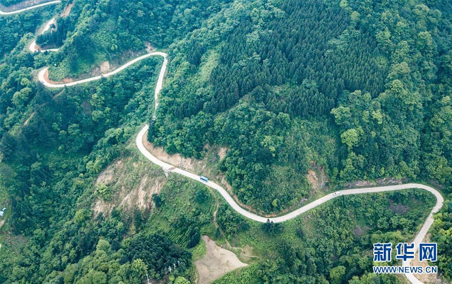 （在习近平新时代中国特色社会主义思想指引下&mdash;&mdash;新时代新作为新篇章&middot;总书记关切高质量发展&middot;聚焦六稳&middot;图文互动）（1）&ldquo;小镇青年&rdquo;购物车里的消费新天地&mdash;&mdash;下沉市场消费旺助稳增长预期