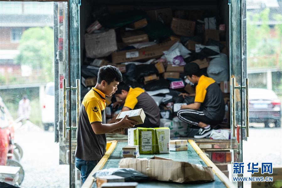 （在习近平新时代中国特色社会主义思想指引下&mdash;&mdash;新时代新作为新篇章&middot;总书记关切高质量发展&middot;聚焦六稳&middot;图文互动）（2）&ldquo;小镇青年&rdquo;购物车里的消费新天地&mdash;&mdash;下沉市场消费旺助稳增长预期