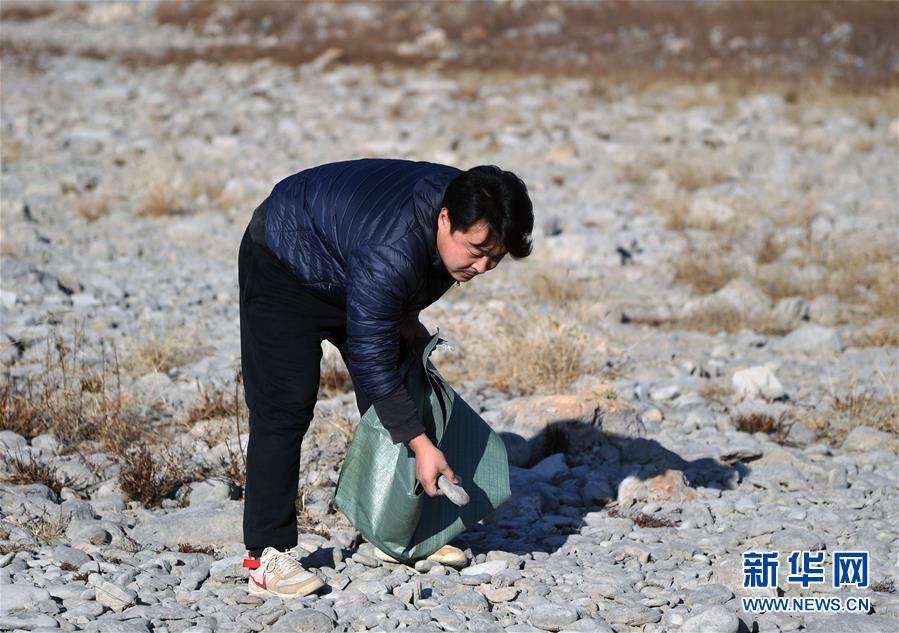 (乡村振兴·图文互动)(1)“画石为宝 点石成金”——水峪村的文创致富经