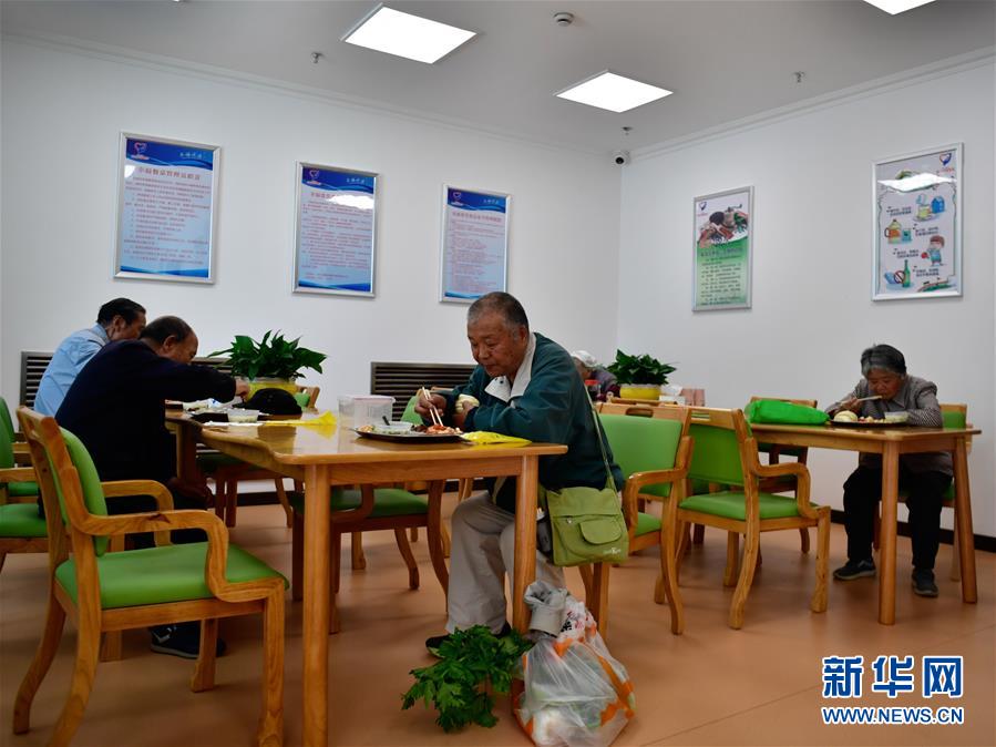 (新华全媒头条·图文互动)(3)“一碗饭”暖了老人心——西宁“爱老幸福食堂”观察