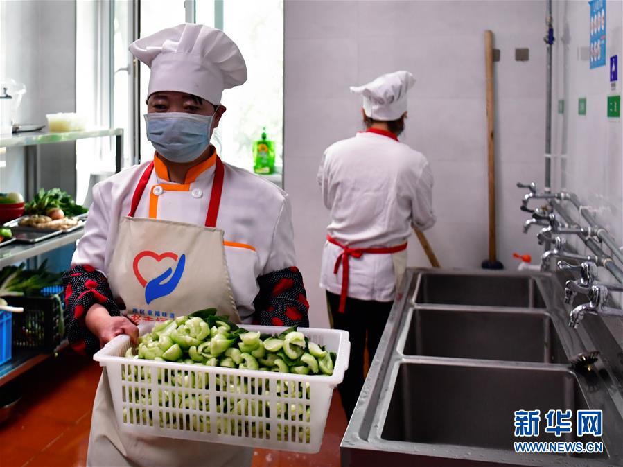 (新华全媒头条·图文互动)(7)“一碗饭”暖了老人心——西宁“爱老幸福食堂”观察