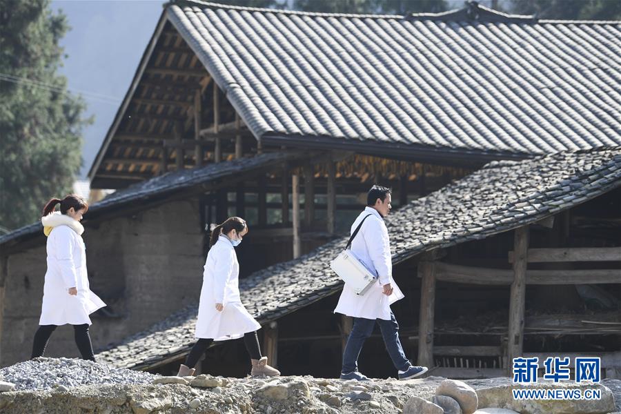 (在习近平新时代中国特色社会主义思想指引下——新时代新作为新篇章·总书记关切高质量发展·图文互动)(3)翻过“贫困”山,通向“幸福”站——脱贫攻坚“歼灭战”里的小故事