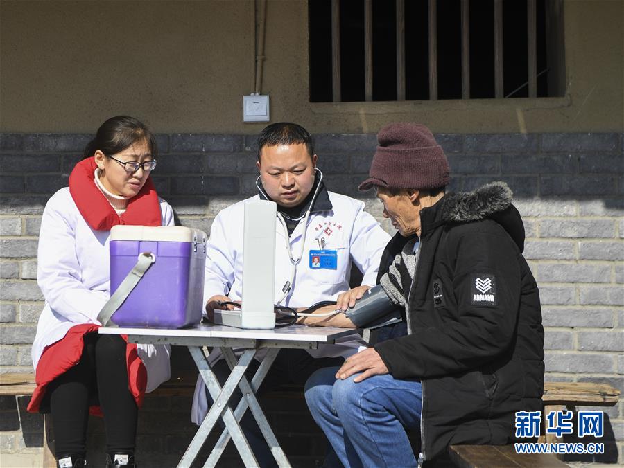 (在习近平新时代中国特色社会主义思想指引下——新时代新作为新篇章·总书记关切高质量发展·图文互动)(4)翻过“贫困”山,通向“幸福”站——脱贫攻坚“歼灭战”里的小故事