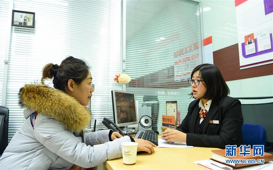 (在习近平新时代中国特色社会主义思想指引下——新时代新作为新篇章·总书记关切高质量发展·图文互动)(1)给百姓、企业的钱袋子加把“安全锁”——防范金融风险在行动