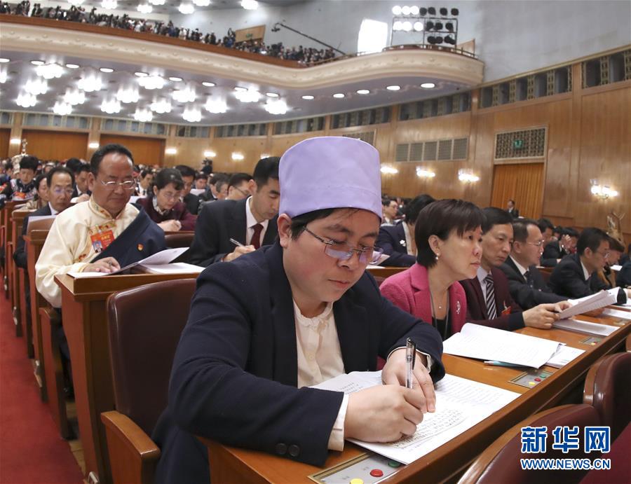 （两会&middot;图片故事）（1）全国人大代表马慧娟：关注贫困地区成年人文化教育