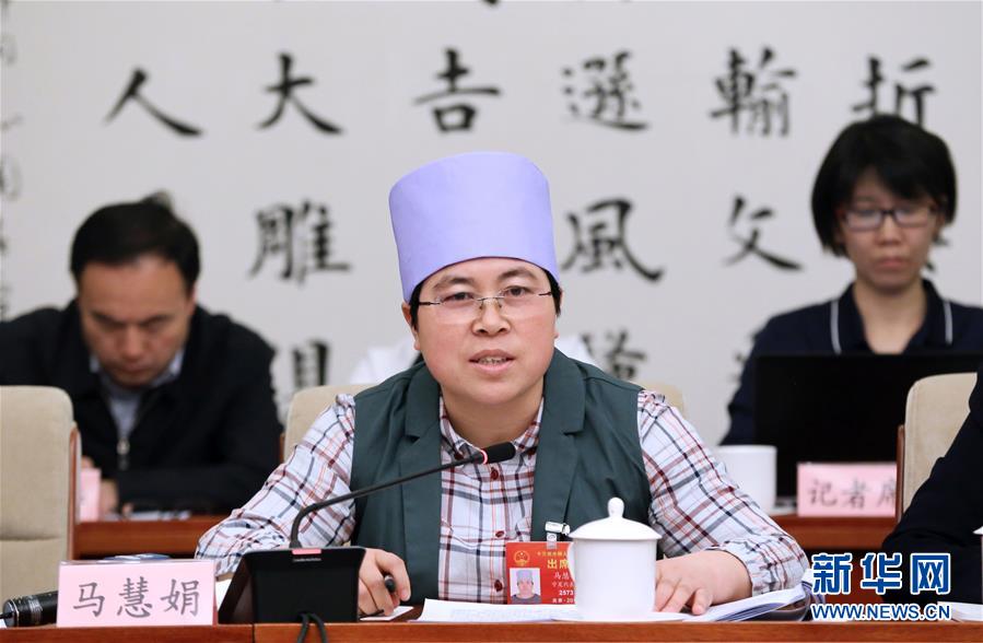 (两会·图片故事)(2)全国人大代表马慧娟:关注贫困地区成年人文化教育