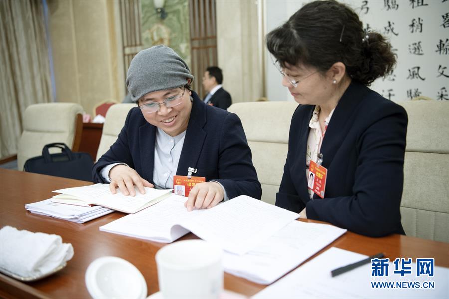 (两会·图片故事)(3)全国人大代表马慧娟:关注贫困地区成年人文化教育