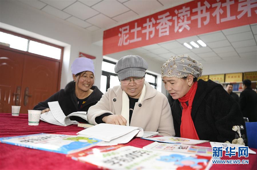 (两会·图片故事)(5)全国人大代表马慧娟:关注贫困地区成年人文化教育