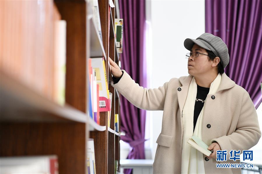 (两会·图片故事)(6)全国人大代表马慧娟:关注贫困地区成年人文化教育