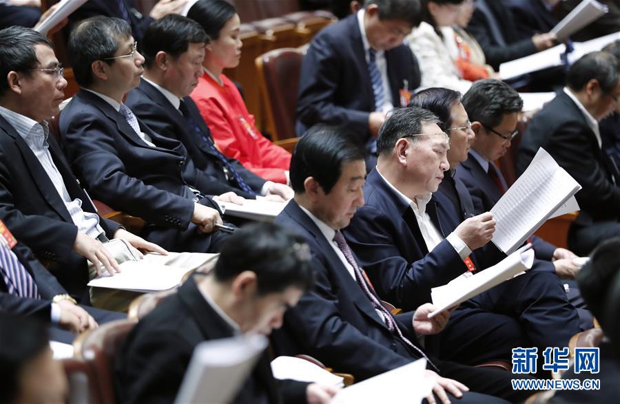 （两会&middot;XHDW）（11）十三届全国人大二次会议举行第三次全体会议