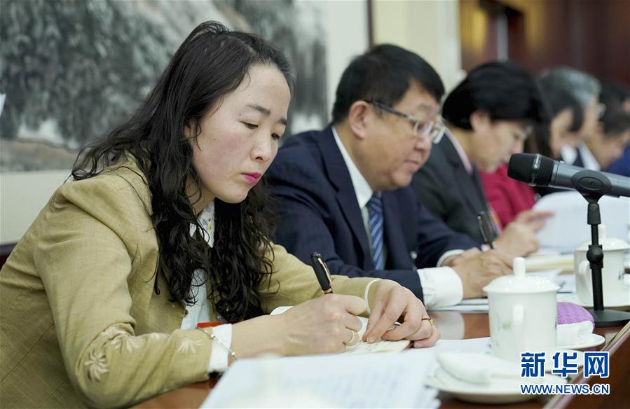 （两会&middot;图片故事）（4）全国人大代表梁倩娟：做强农村电商 改善百姓生活