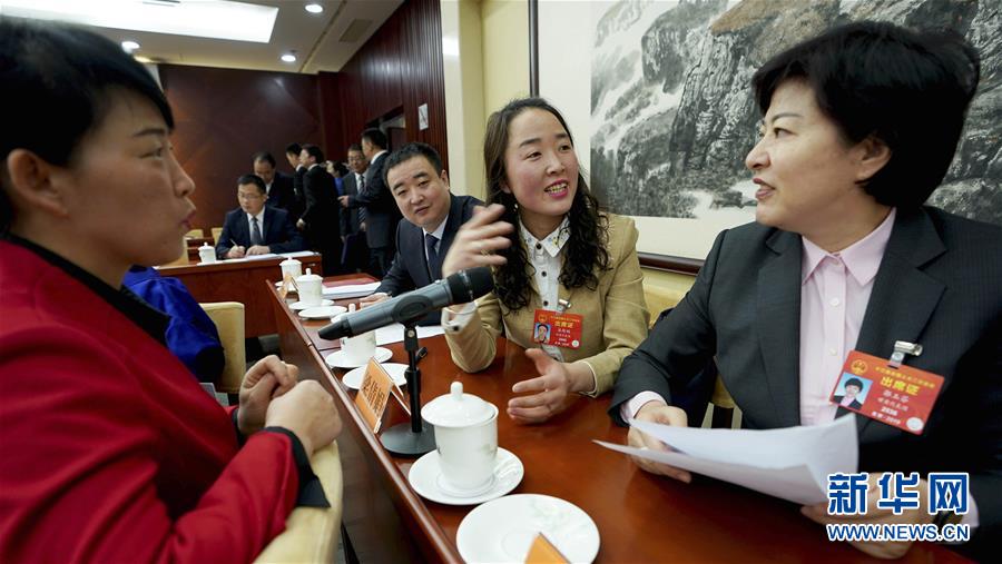 （两会&middot;图片故事）（2）全国人大代表梁倩娟：做强农村电商 改善百姓生活