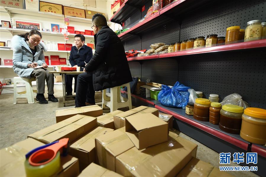 （两会&middot;图片故事）（7）全国人大代表梁倩娟：做强农村电商 改善百姓生活