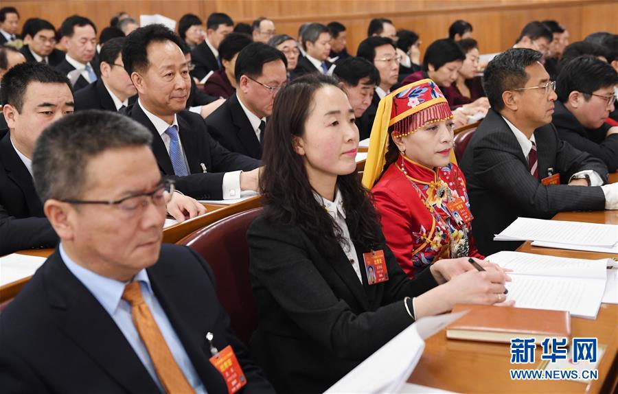 （两会&middot;图片故事）（1）全国人大代表梁倩娟：做强农村电商 改善百姓生活