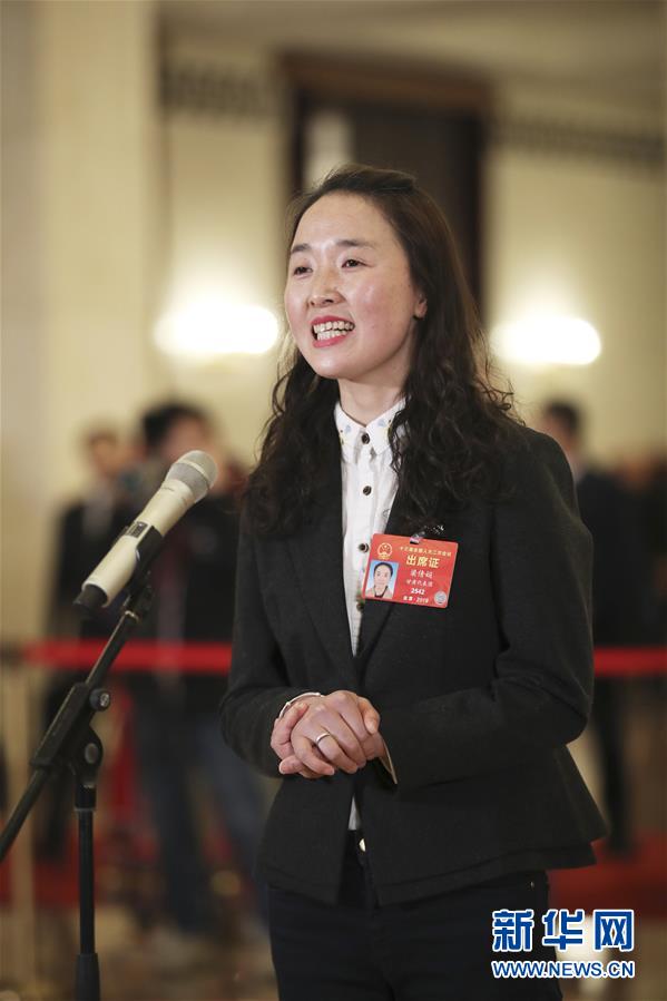 （两会&middot;图片故事）（3）全国人大代表梁倩娟：做强农村电商 改善百姓生活