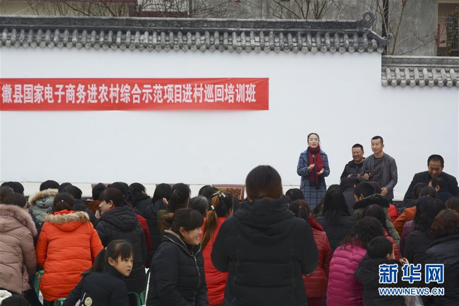 （两会&middot;图片故事）（8）全国人大代表梁倩娟：做强农村电商 改善百姓生活