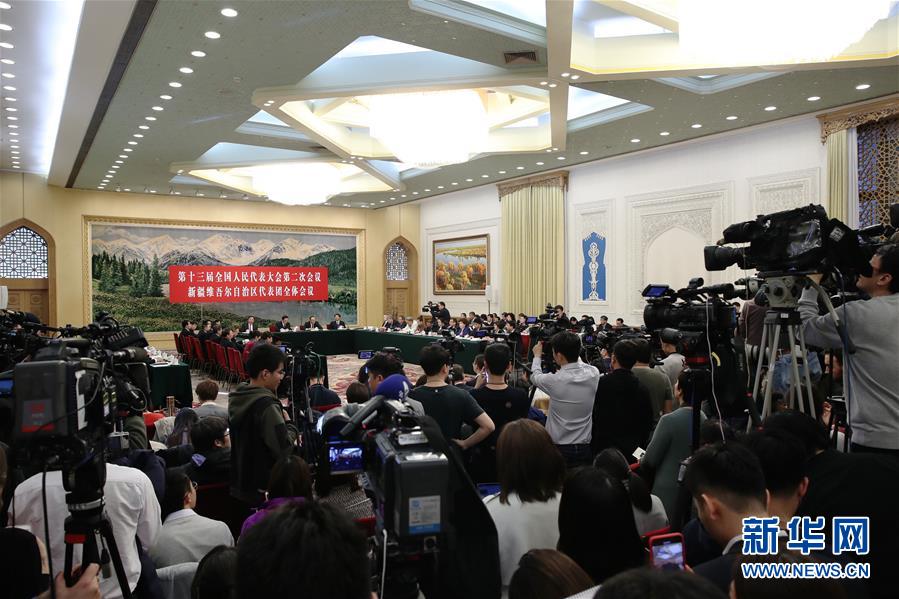 （两会）新疆代表团全体会议向媒体开放