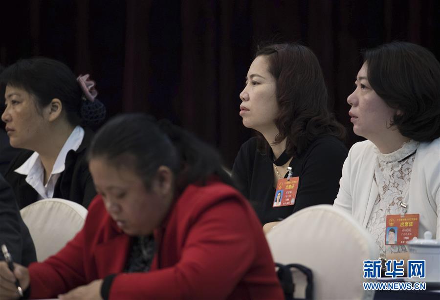 （两会&middot;图片故事）（2）全国人大代表米雪梅：关注外来务工人员子女教育