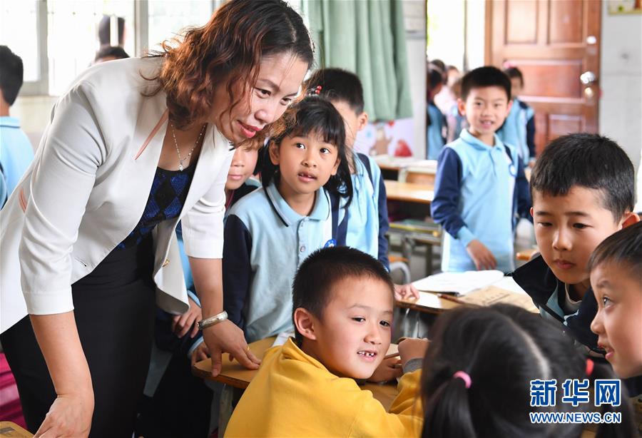 （两会&middot;图片故事）（7）全国人大代表米雪梅：关注外来务工人员子女教育
