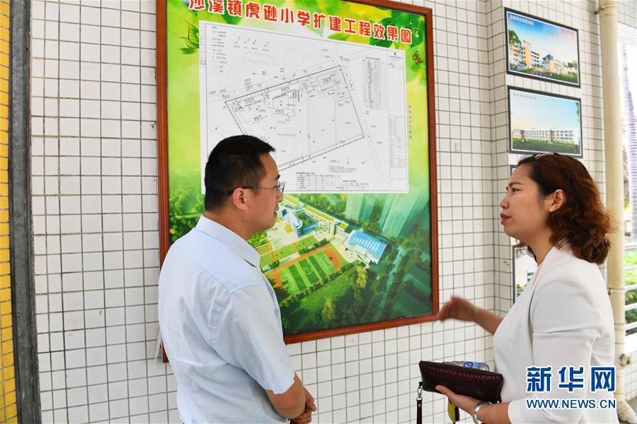 （两会&middot;图片故事）（8）全国人大代表米雪梅：关注外来务工人员子女教育