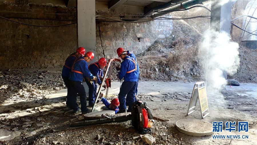 (严寒下的劳动者·图文互动)(1)巡线工人“冰与火”的考验