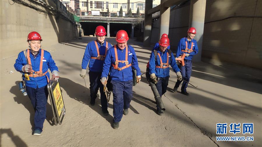 (严寒下的劳动者·图文互动)(2)巡线工人“冰与火”的考验