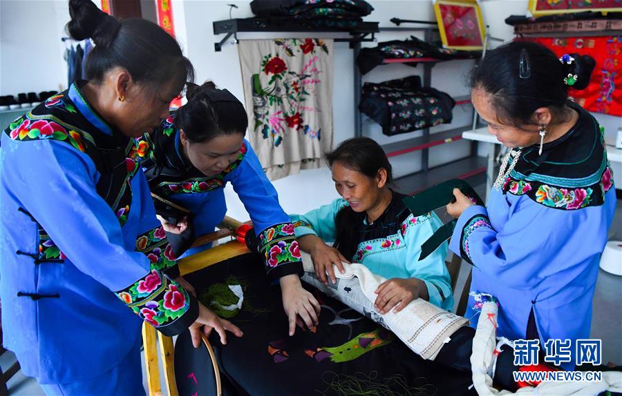 （在习近平新时代中国特色社会主义思想指引下&mdash;&mdash;新时代新作为新篇章&middot;总书记关切脱贫事&middot;决胜贫困&middot;图文互动）（6）易地扶贫搬迁：助力&ldquo;跨越式&rdquo;奔小康