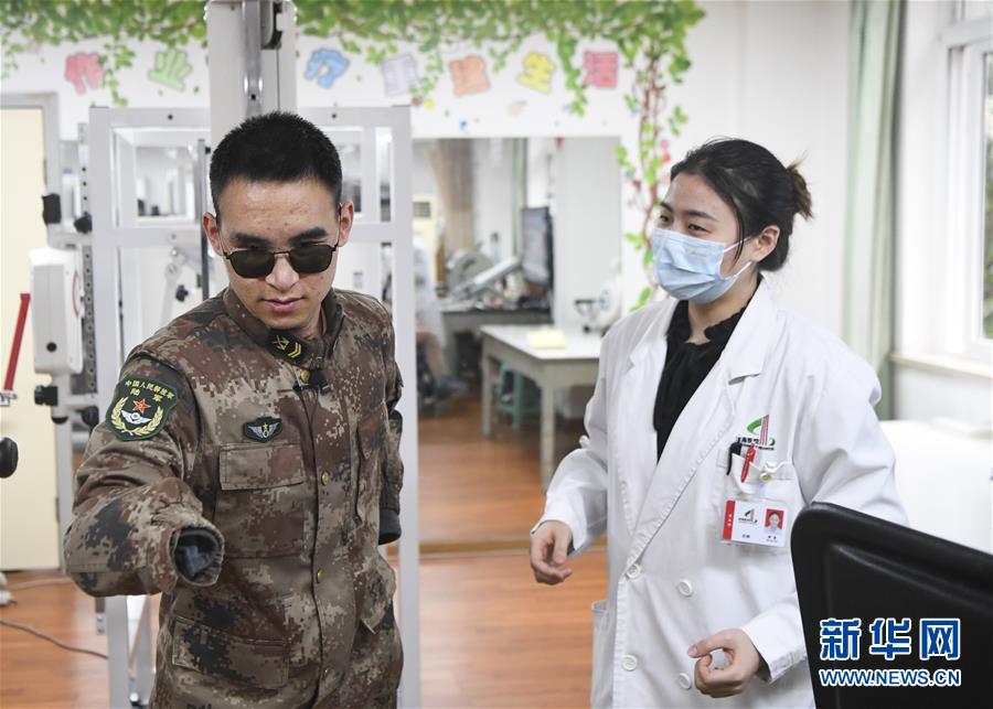 (图文互动)(2)杜富国:每天听着起床号醒来,就像从未离开