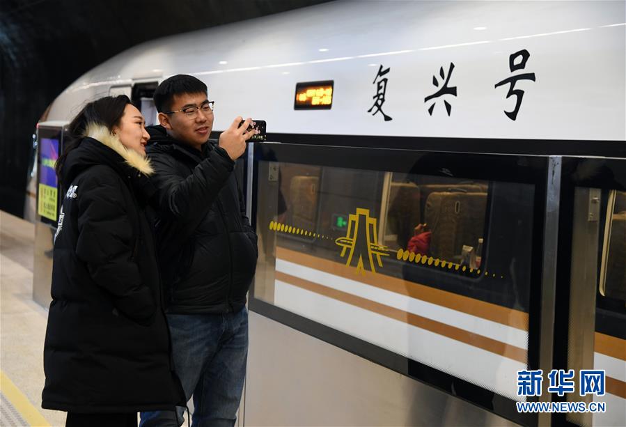 （在习近平新时代中国特色社会主义思想指引下——新时代新作为新篇章·总书记关切高质量发展·科技创新·图文互动）（2）3.5万公里的幸福绵延——中国高铁的“科技牵引力”