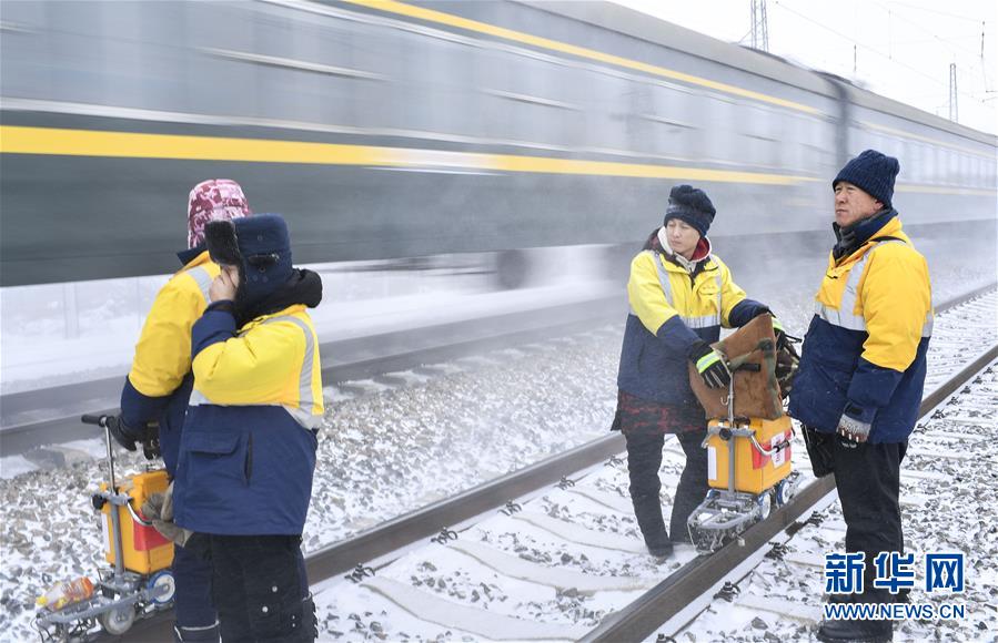 （新春走基層）（5）嚴寒下的“鐵路醫生”：風雪中守護回家路