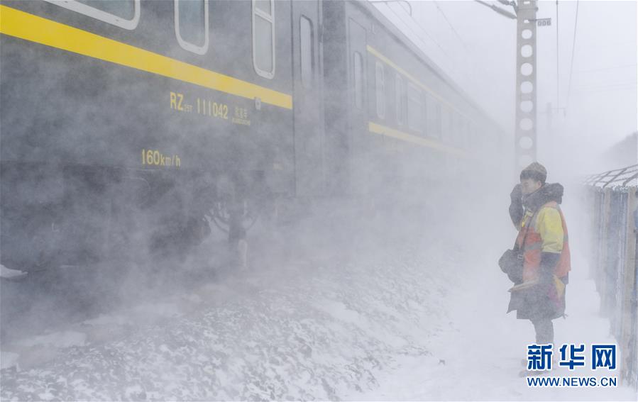 （新春走基層）（10）嚴寒下的“鐵路醫生”：風雪中守護回家路
