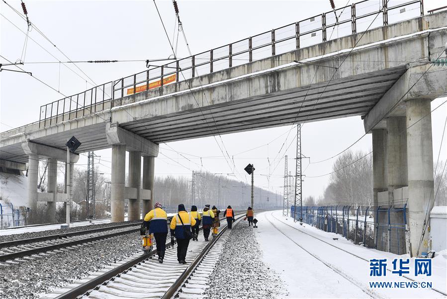 （新春走基层）（12）严寒下的“铁路医生”：风雪中守护回家路