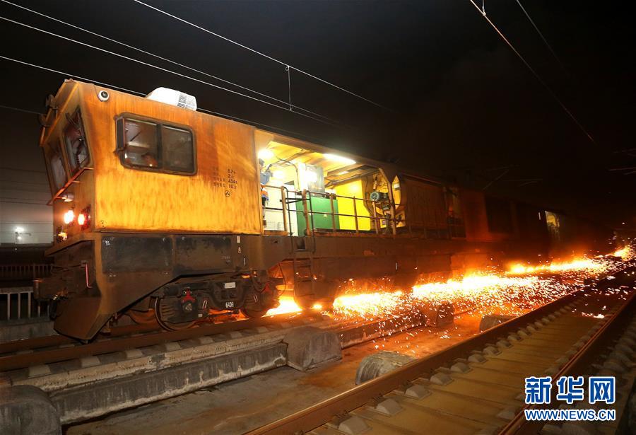 （新春走基层）（7）高铁&ldquo;火花侠&rdquo; 打磨钢轨保安全