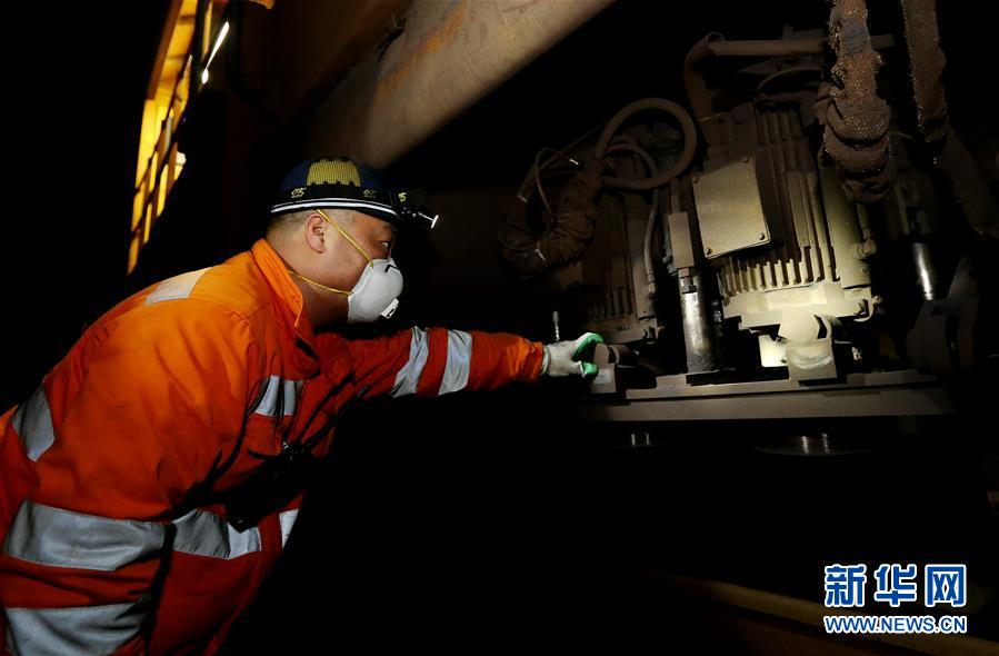 （新春走基层）（6）高铁&ldquo;火花侠&rdquo; 打磨钢轨保安全