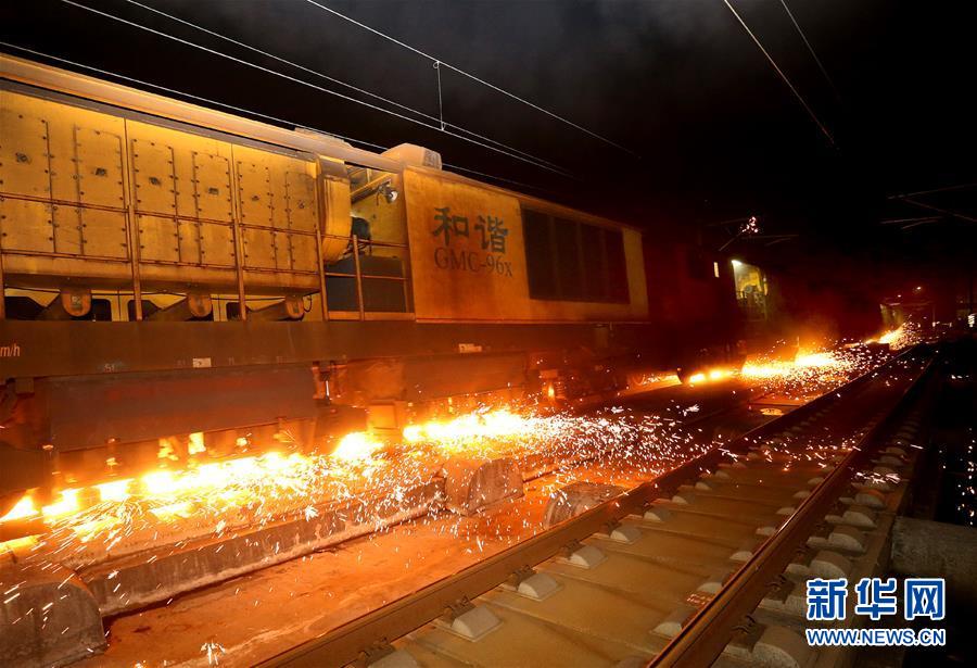 （新春走基层）（1）高铁&ldquo;火花侠&rdquo; 打磨钢轨保安全