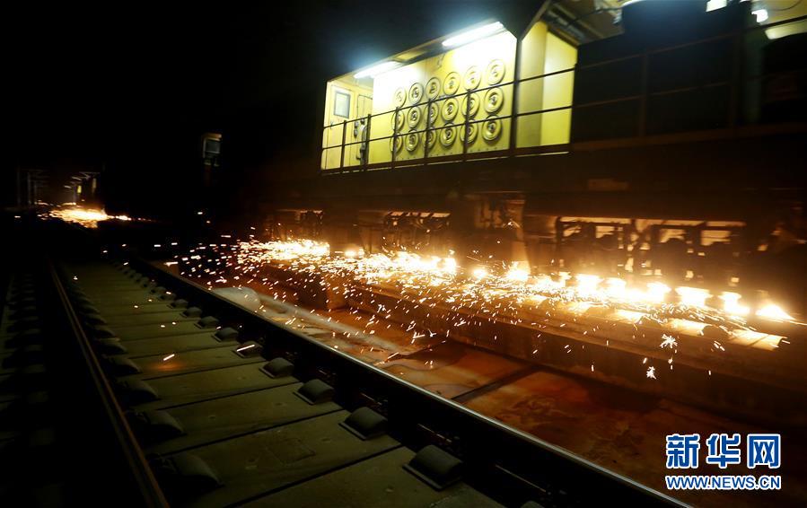 （新春走基层）（4）高铁&ldquo;火花侠&rdquo; 打磨钢轨保安全