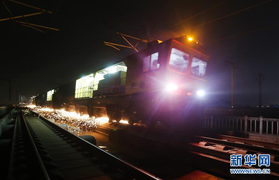 （新春走基层）（2）高铁&ldquo;火花侠&rdquo; 打磨钢轨保安全