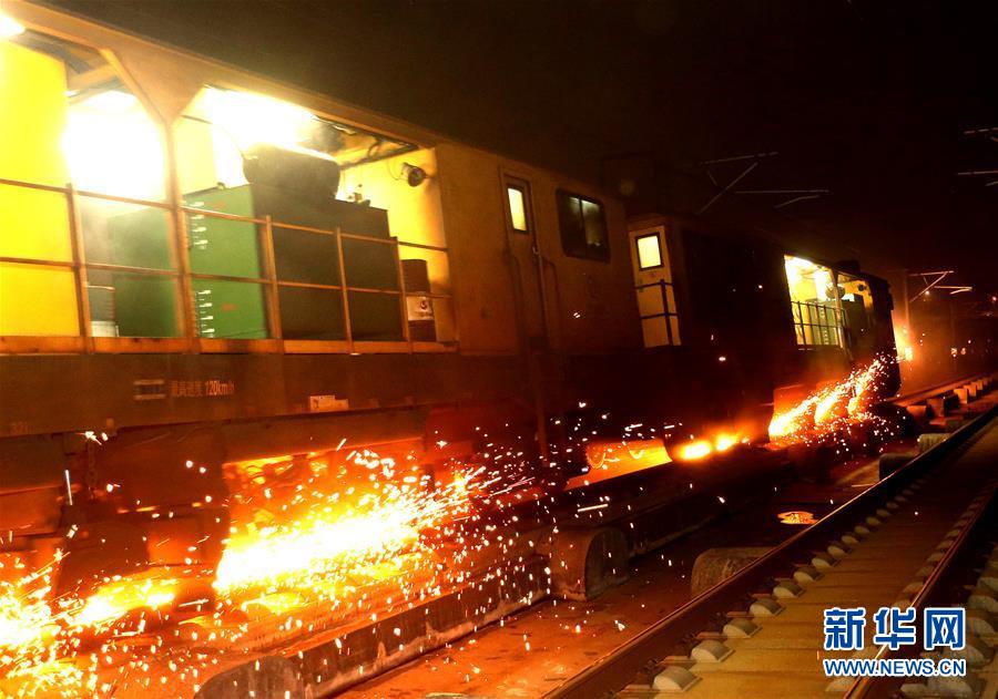 （新春走基层）（5）高铁&ldquo;火花侠&rdquo; 打磨钢轨保安全