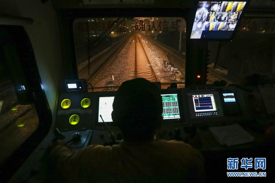 （新春走基层）（8）高铁&ldquo;火花侠&rdquo; 打磨钢轨保安全