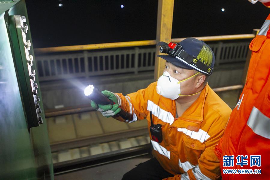 （新春走基层）（9）高铁&ldquo;火花侠&rdquo; 打磨钢轨保安全