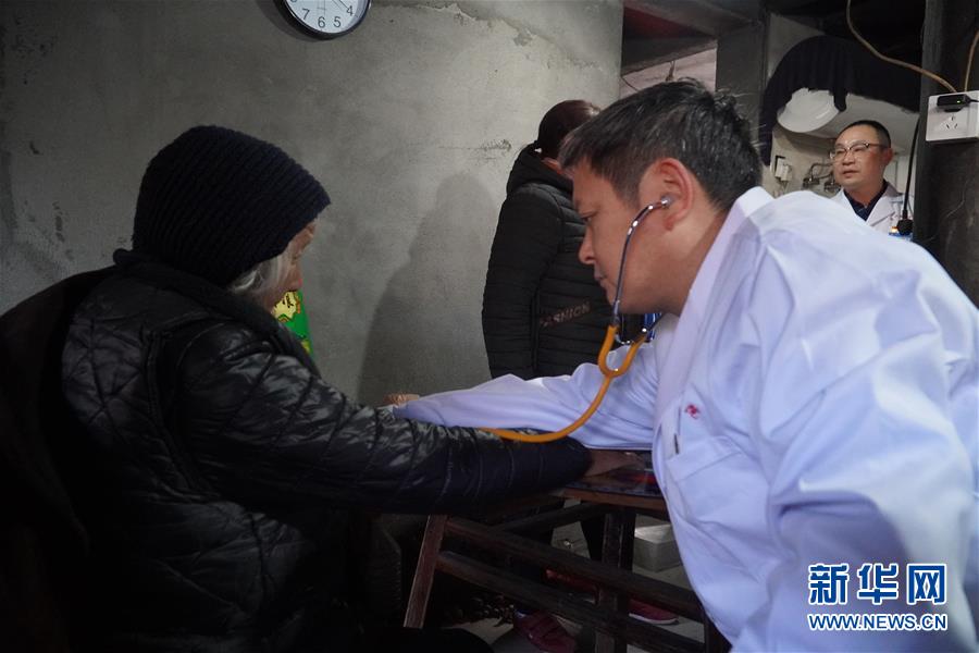 (新春走基层·图文互动)(2)高山来了医疗队