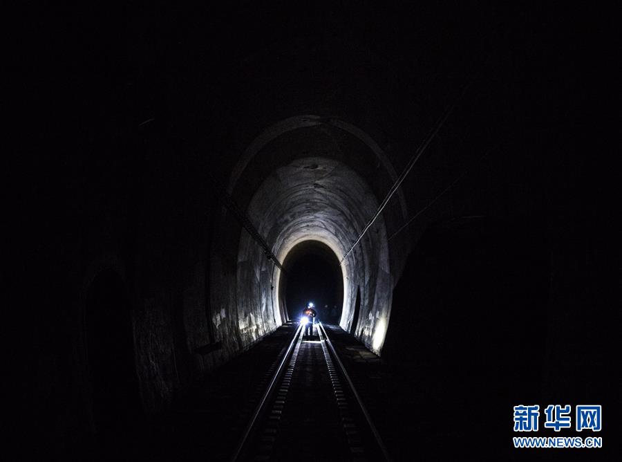 （新春走基层）（1）寒夜中的铁路通信工