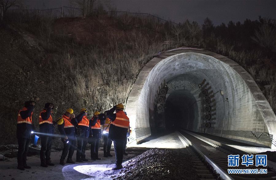 （新春走基层）（2）寒夜中的铁路通信工