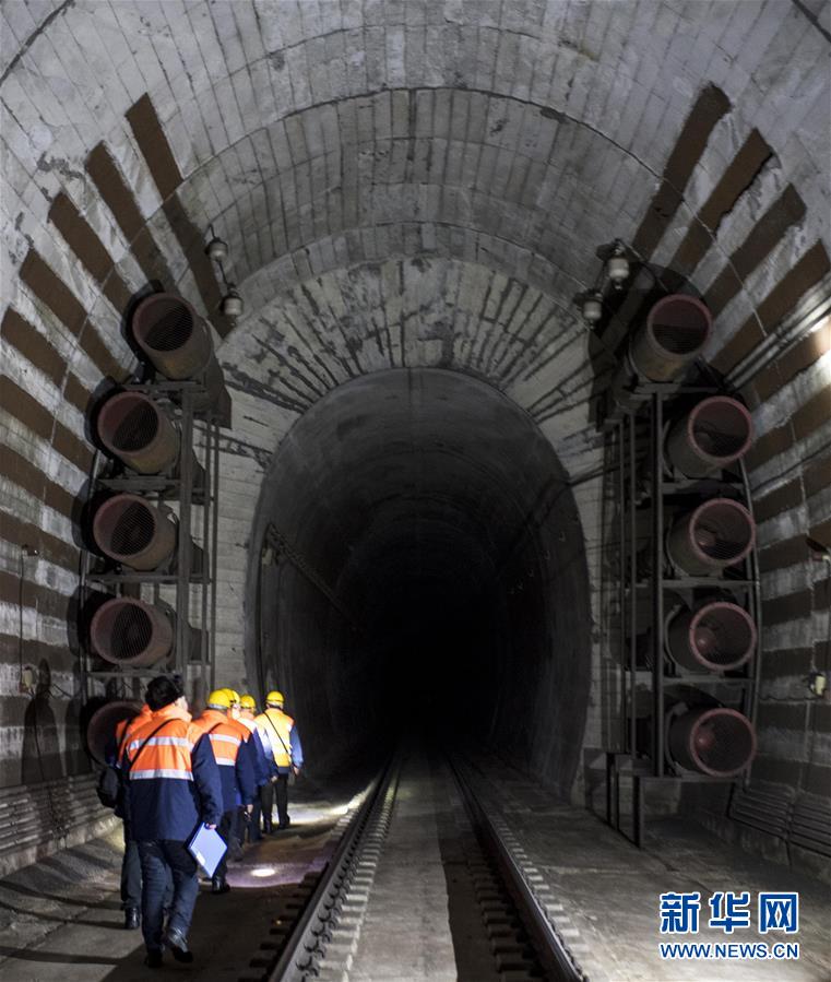 （新春走基层）（3）寒夜中的铁路通信工