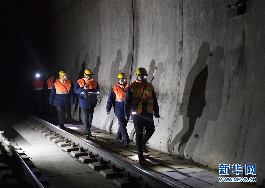 （新春走基层）（4）寒夜中的铁路通信工